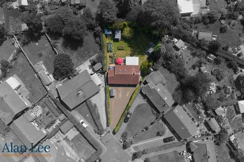 2 bed property, in Oak Avenue, £445,000
