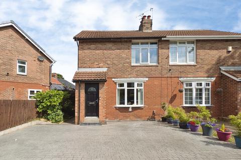 2 bed property, in Smithburn Road, £125,000