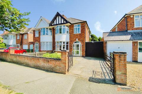 3 bed property, in Shakespeare Drive, £260,000