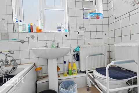 3 bed property, in Curzon Road, £250,000
