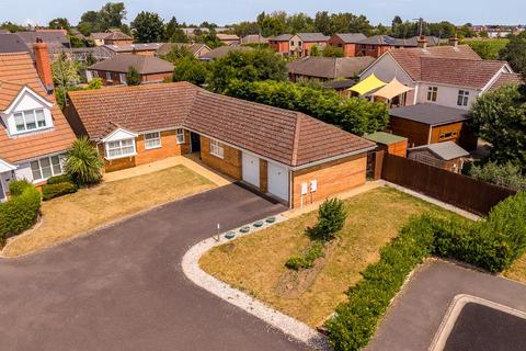 4 bed property, in Meadow Walk, £300,000