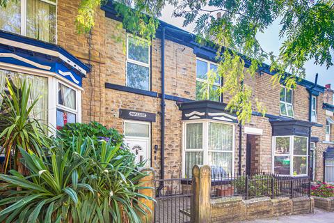 4 bed property, in 12, £325,000