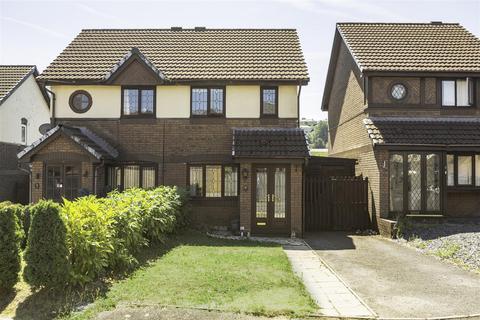 2 bed property, in Clos Burlais, £150,000