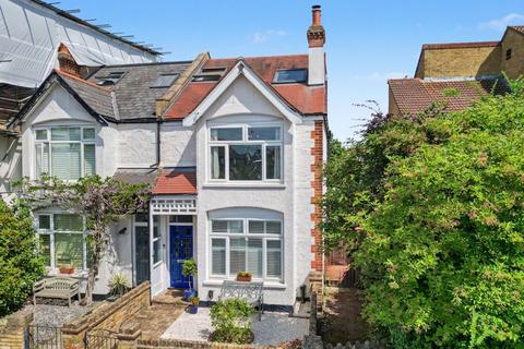 3 bed property, in Grange Road, £725,000