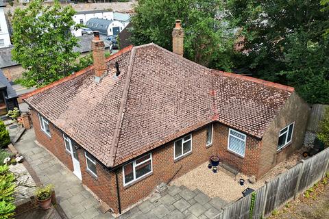 3 bed property, in Brookfield Close, £800,000