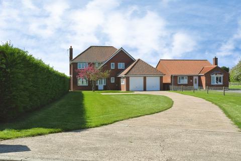 4 bed property, in Trentside, £525,000