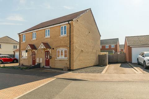 3 bed property, in Campion Way, £300,000