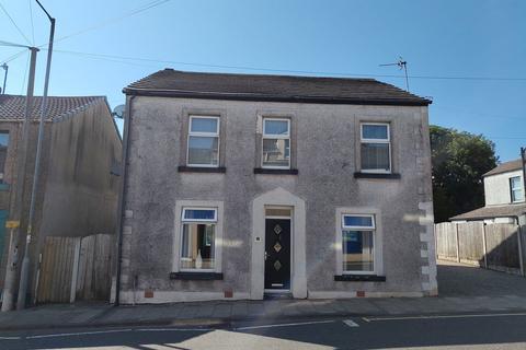 4 bed property, in Main Street, £235,000