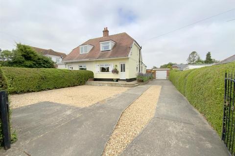 2 bed property, in Peaks Lane, £280,000