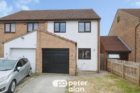 2 bed property, in Courtfield Close, £160,000