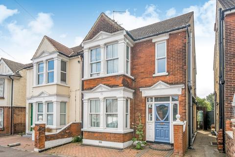 3 bed property, in First Avenue, £450,000