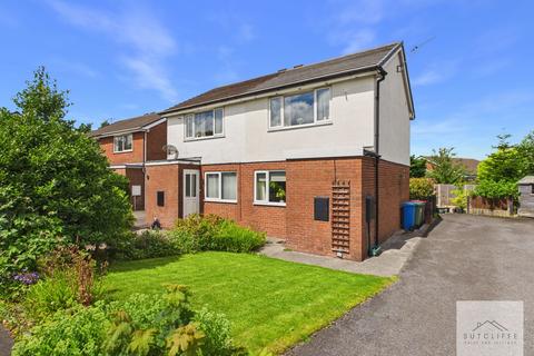 2 bed property, in Canterbury Close, £180,000