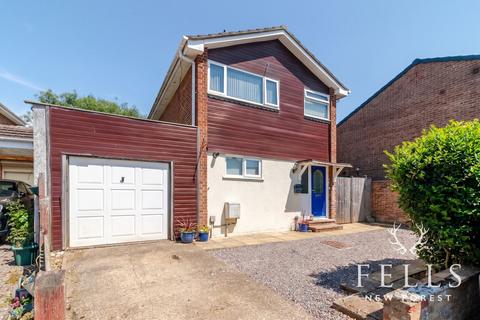 3 bed property, in Orchard Gardens, £325,000