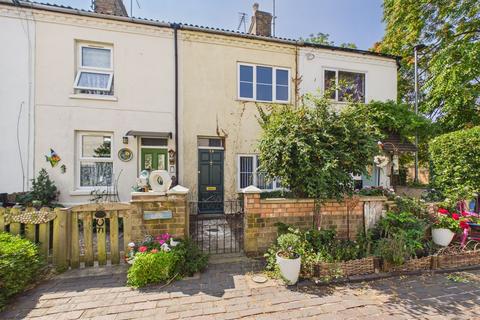 2 bed property, in Tower Street, £175,000