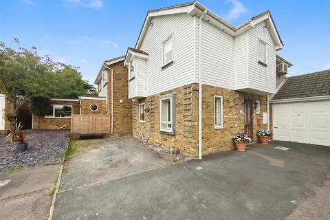 4 bed property, in Salforal Close, £500,000