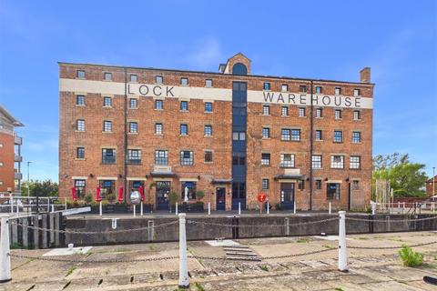 2 bed property, in Severn Road, £160,000