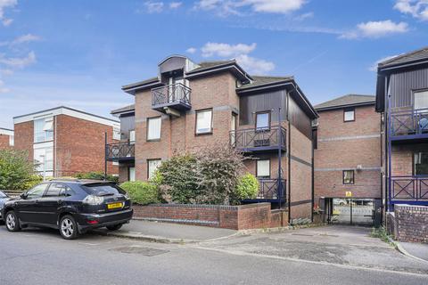 1 bed property, in Chingford Avenue, £265,000