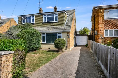 2 bed property, in Woodcote Way, £325,000