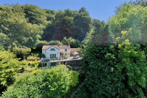 3 bed property, in Joys Green Road, £525,000