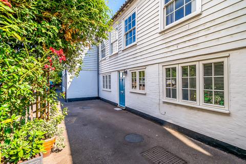 2 bed property, in Bullace Lane, £375,000