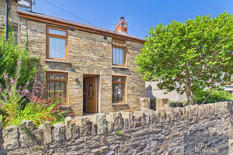 2 bed property, in High Street, £250,000