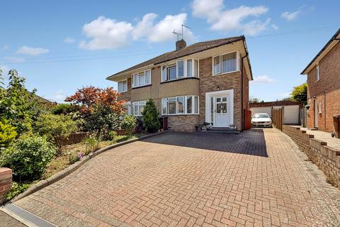 3 bed property, in Lyndhurst Avenue, £375,000
