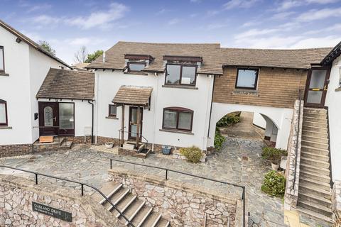 2 bed property, in Oakland Drive, £250,000