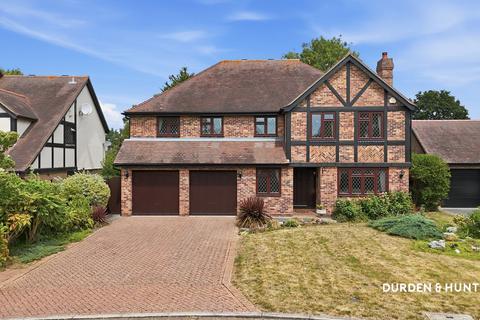 5 bed property, in Fordyce Close, £1,350,000