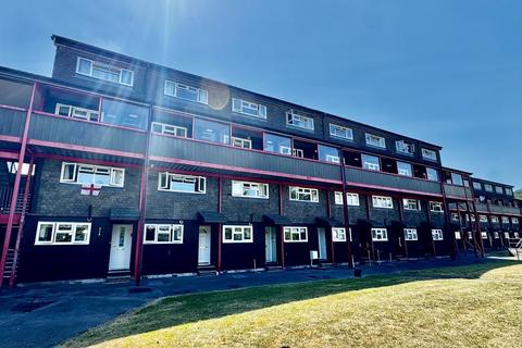 2 bed property, in Barleyfields, £285,000