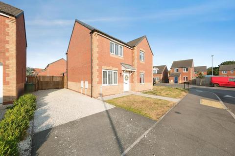 2 bed property, in Poppy Avenue, £165,000