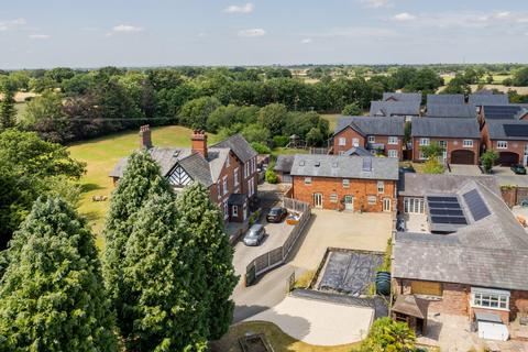 4 bed property, in Moss End, £600,000