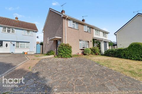 3 bed property, in Claydon Crescent, £350,000