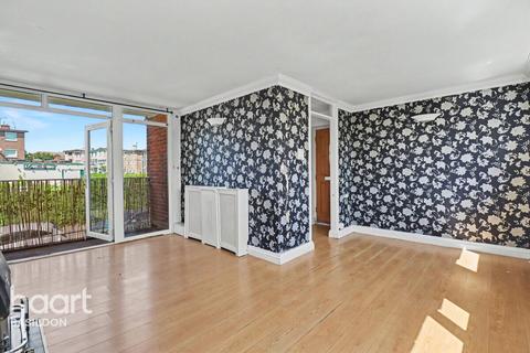 1 bed property, in Long Riding, £130,000