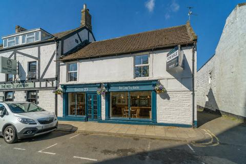 2 bed property, in Riverbank Road, £745,000