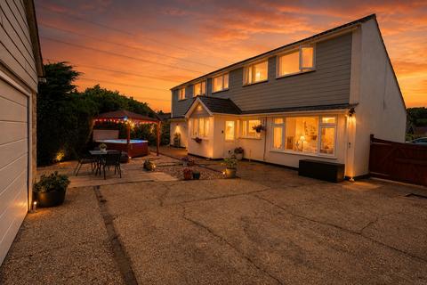5 bed property, in Woodlinken Close, £550,000