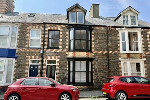 5 bed property, in North Road, £275,000