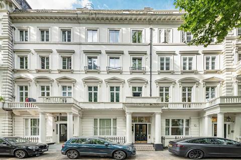 1 bed property, in Westbourne Terrace, £395,000