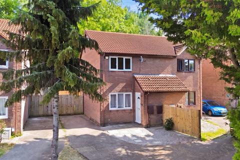 2 bed property, in Pennyroyal Close, £210,000