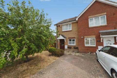 2 bed property, in St. Faiths Close, £210,000
