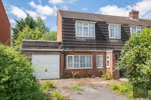 4 bed property, in Oakwood Drive, £750,000