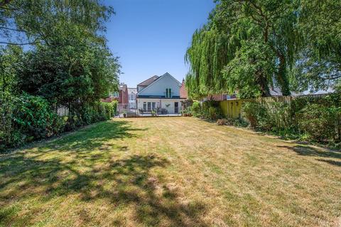 6 bed property, in Jubilee Road, £750,000
