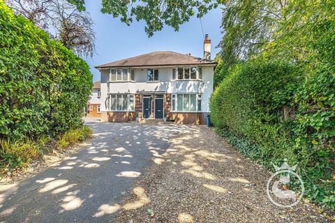 2 bed property, in Bournemouth Road, £230,000