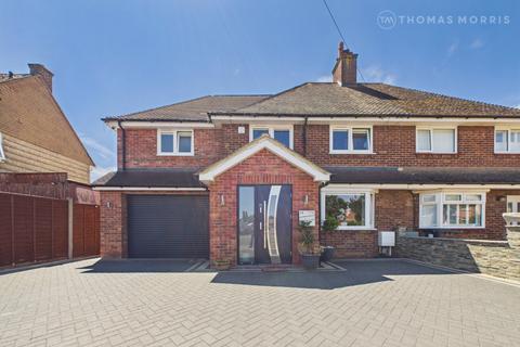 5 bed property, in Beauchamp Close, £550,000