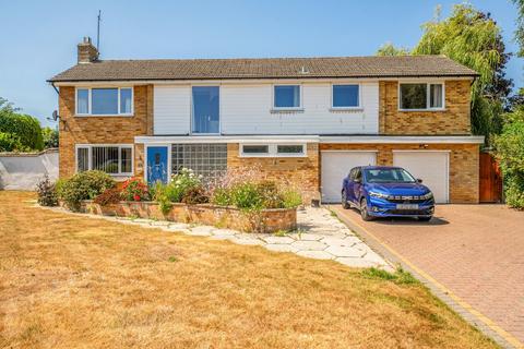 4 bed property, in Dornden Drive, £1,100,000