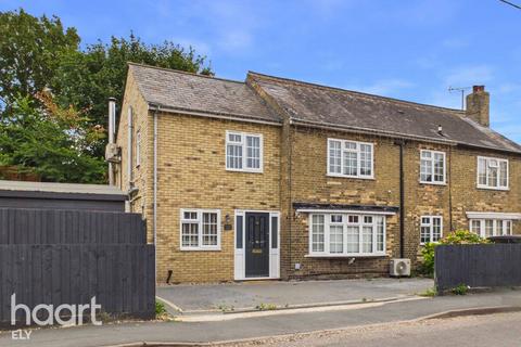 4 bed property, in Mereside, £375,000