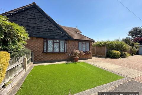 3 bed property, in Lorraine Close, £450,000