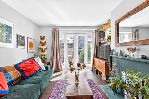 1 bed property, in Orde House Clissold Crescent N16, £425,000