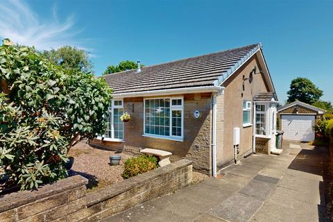 2 bed property, in Oakleigh Avenue, £239,950