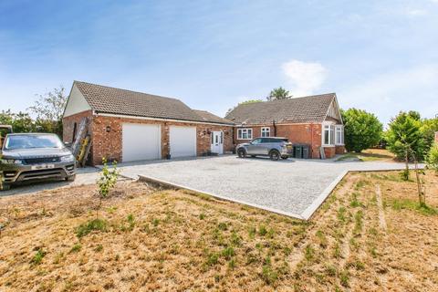 2 bed property, in Main Road, £350,000