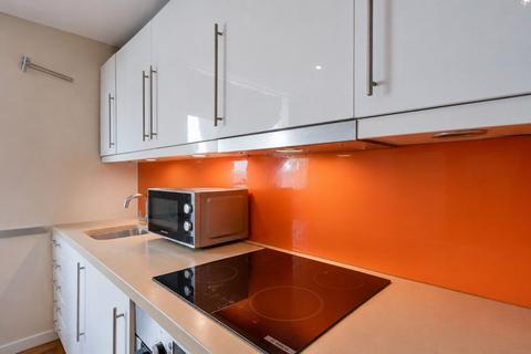 1 bed property, in Richmond Road, £275,000